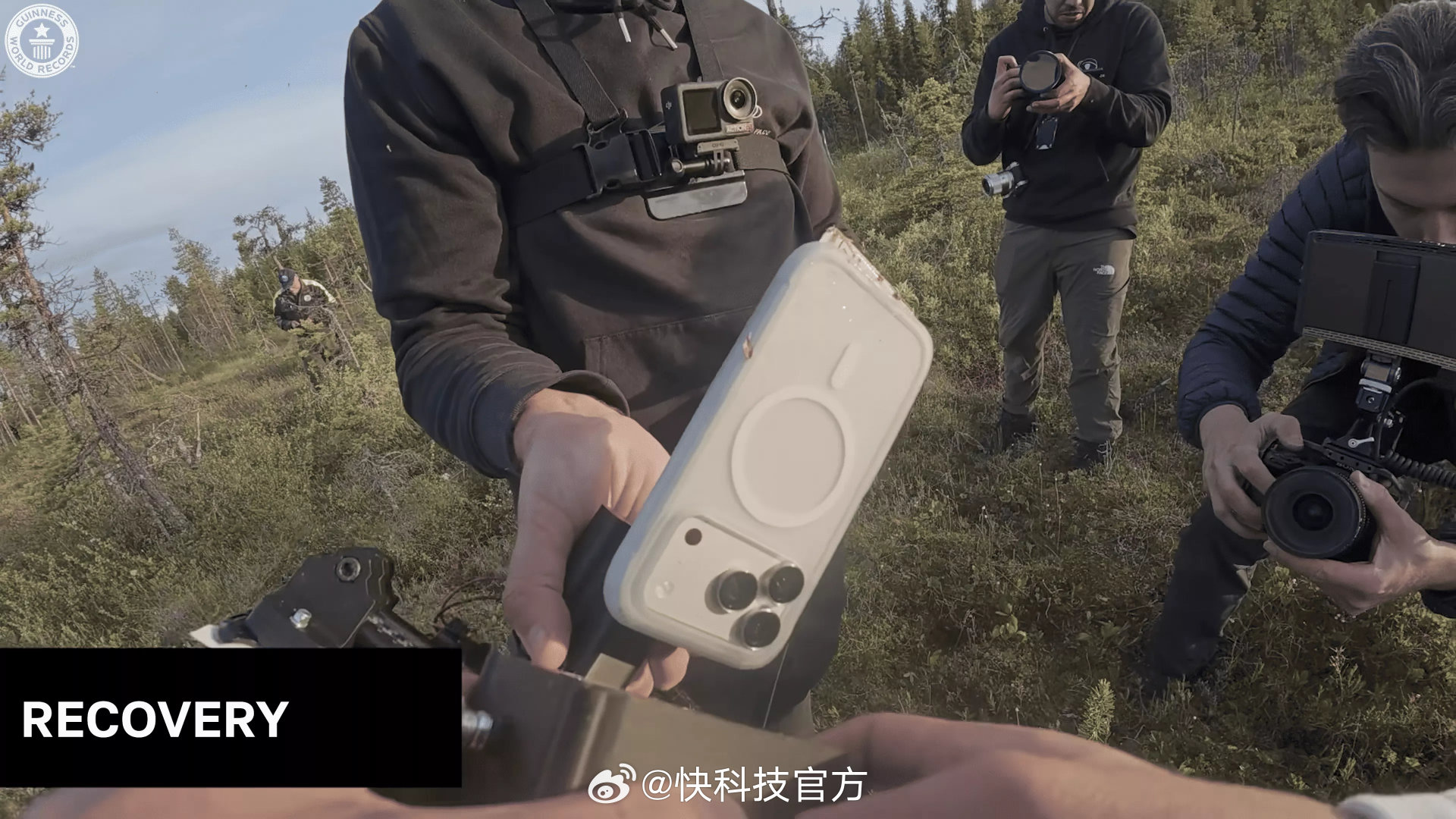 【3万米高空抛下！套上保护壳的iPhone17 Pro落地完好无损】手机保护壳制造商RhinoShield联合航空航天公司Sent Into Space完成一项极限跌落挑战。套上AirX保护壳的iPhone17 Pro，从30607米平流层抛下，落地之后整机依旧可以正常使用，拿到吉尼斯世界纪录认证。 ​