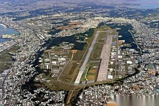 10月4日，冲绳县警方在那霸市一家酒店抓捕了20岁的美国海军陆战队上等兵德文·巴拉德，他涉嫌杀死房间里39岁的日本女性八木杏奈并抢走钱包和背包。
据共同社报道，这个驻扎在普天间基地的士兵目前完全否认抢劫杀人的指控。
日本首相高市早苗和防卫大臣小泉进次郎刚刚向美方递交完抗议，冲绳警方面前还横着1960