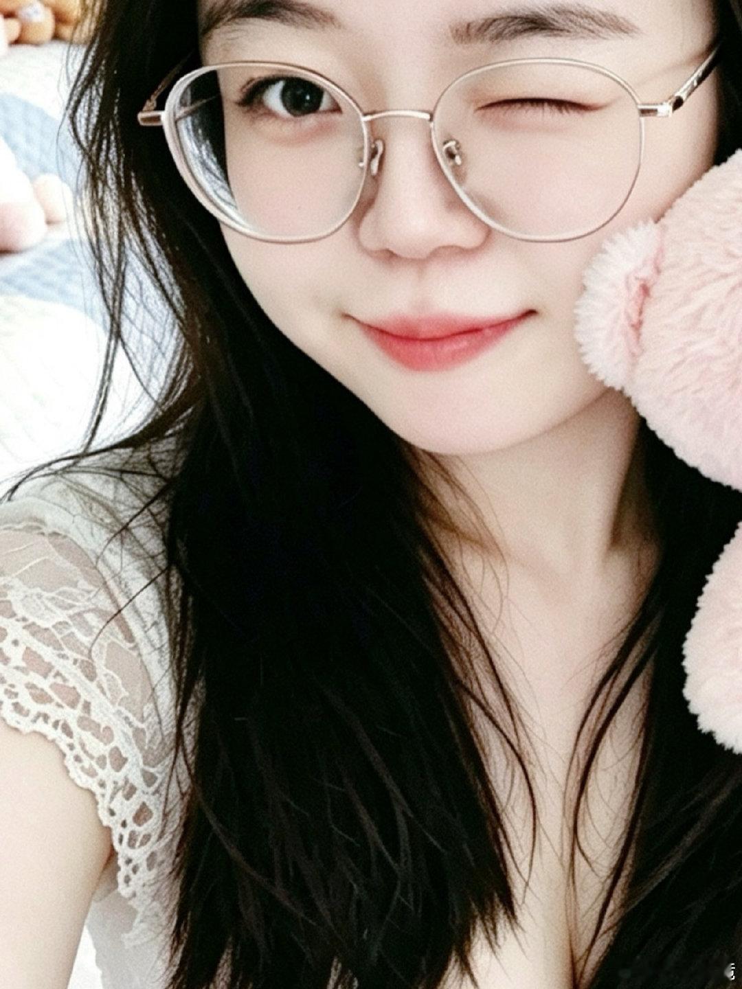 我  讨厌  上班  
不过  话又说回来  现在我开始上班了  你可以给我讲讲你的原生家庭  情感经历以及未完成的梦想吗
对不起 我现在就秒回 ​