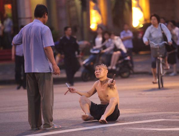 你敢信吗？一个用来缓解腰痛的普通枕头，差点让一个30岁的壮年男人一辈子站不起来。广州增城的牙科医生邓先生，一觉醒来双腿不听使唤，大小便失禁，起因只是睡前往腰下面垫了个枕头。
这位邓医生个子不矮，一米八的个头，体重超过200斤。腰痛这个“老朋友”已经跟他纠缠了三四年。每年一到秋冬季节，只要咳嗽一声或者