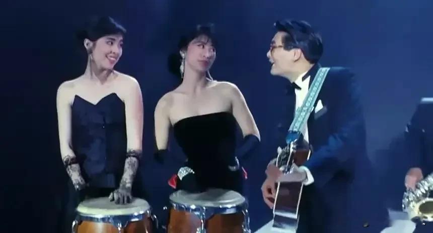 周润发好大胆，在这部戏竟然让「两女侍一夫」。
《大丈夫日记》，上映于1988年，周润发、王祖贤、叶倩文等领衔主演。
放之当下，《大丈夫日记》绝对是一部充满争议的作品。
周润发饰演的周定发，可谓渣男，脚踏两条船，在现代文明社会，与两位绝世美女结婚，一位是王祖贤饰演的时装店老板娘祖儿，一位是叶倩文饰演的