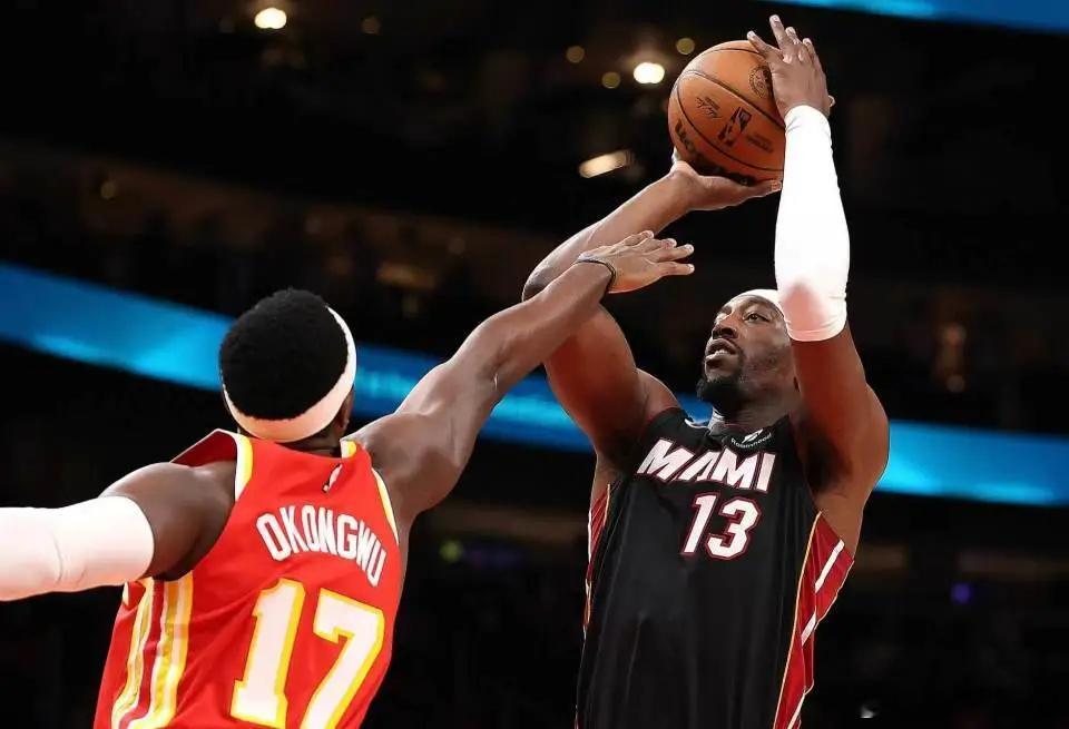 首胜！热火力克老鹰终结4连败 字母哥24+18热巴加冕队史篮板王
NBA常规赛热火客场对阵老鹰，阿德巴约生涯总篮板超越哈斯勒姆加冕热火队史篮板王，阿德巴约回暖引领热火逐步压制老鹰取得18分优势。老鹰疯狂反扑追到仅差4分，字母哥率队重新扩大两位数领先优势，最终热火129-117战胜老鹰结束4连败，热火收 ​
