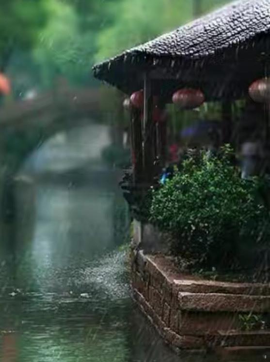 飒飒秋雨中，浅浅石溜泻

                    ——童蒙化联想（83）
溜：
滑溜溜，
圆溜溜，
红溜溜。
飒飒秋雨中，
圆圆红石头，
像圆圆红石榴。
串串水珠珠，
浅浅溜过红石榴，
鲤鱼妹妹，
张着嘴嘴，
美丽裙裙抖啊抖。
啊，千年石榴，
万年石榴，
肚肚炸裂，仰天吐香——
香香繁星抛水流。
我抱着 ​