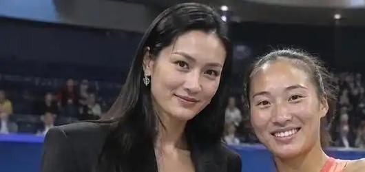 现在的屏幕上全是一碰就碎的纸片人，直到55岁的瞿颖和郑钦文同框，才算把这股歪风邪气给刹住了。
两个黑皮女人往那一站，根本没有半点迎合镜头的意思。肩膀平展，手臂线条硬朗，隔着屏幕都能闻到那股使不完的劲儿。
网上成天营销什么排骨胸、直角肩，饿得满脸菜色，出趟门连个大行李箱都拎不动，这种审美到底有什么
