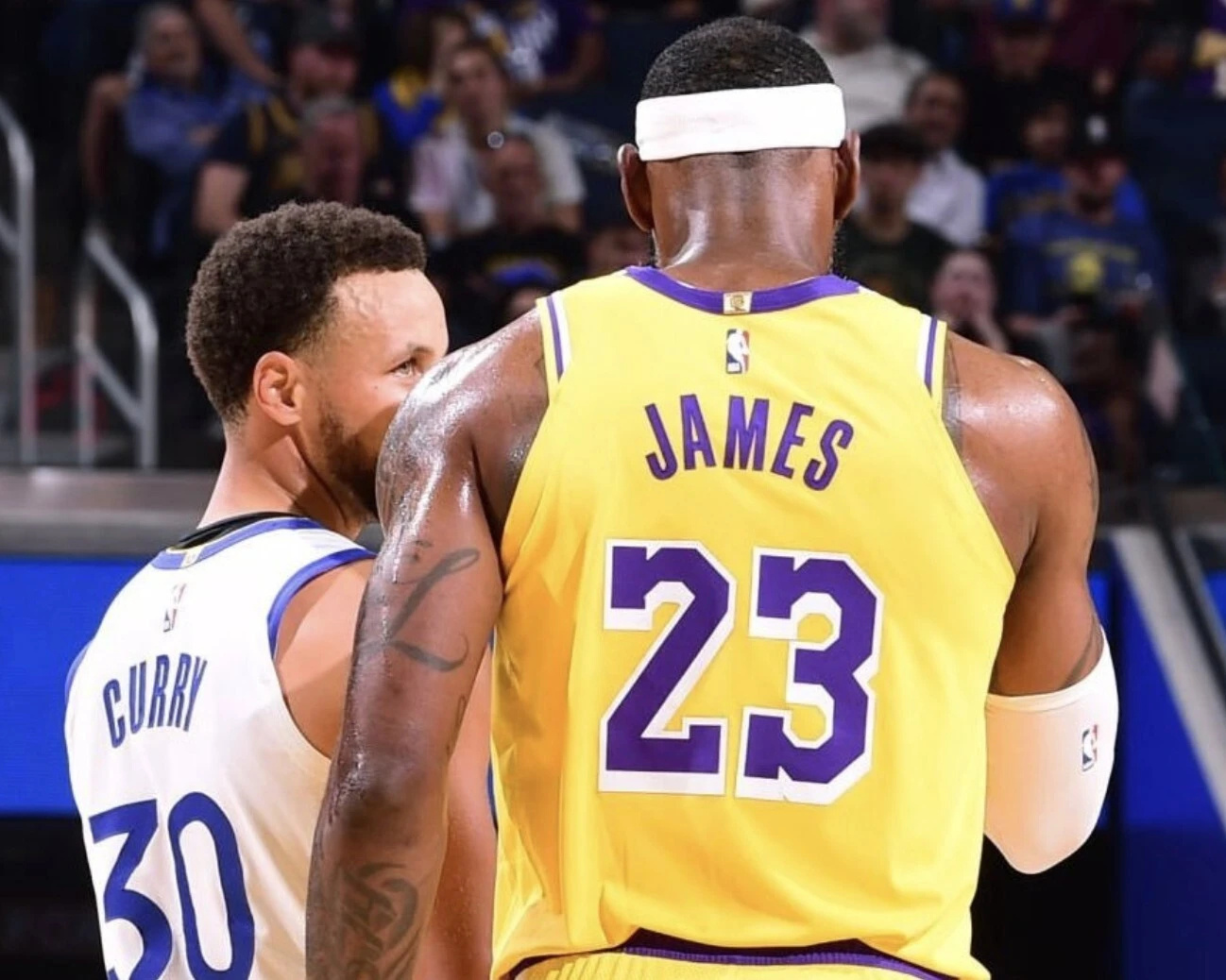 NBA近日，勇士球星斯蒂芬-库里在接受采访时被问及是否想和勒布朗-詹姆...