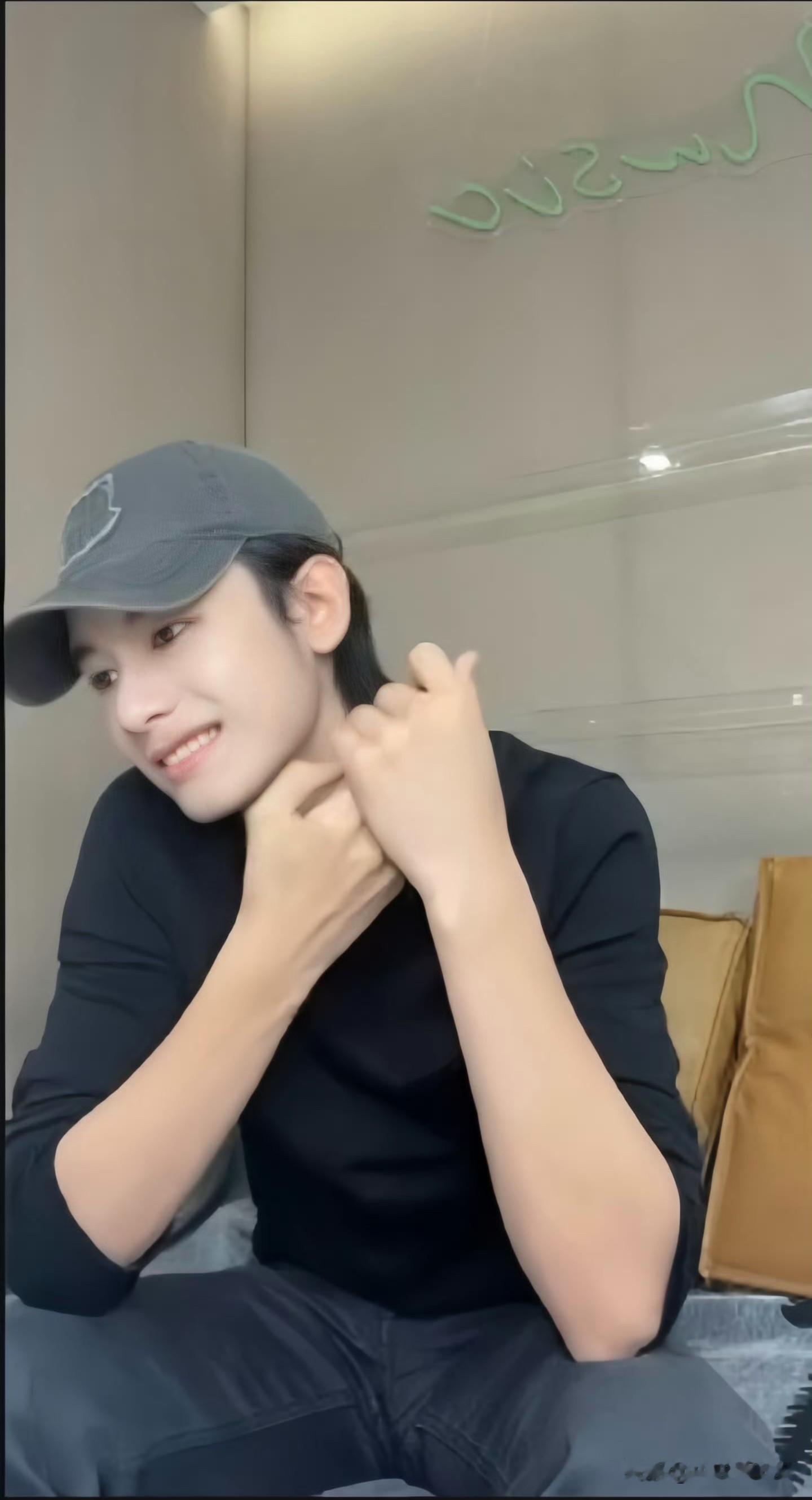 笑喷！胡先煦澡堂名场面，正面搓澡被路人认出，李乃文：趴着搓啊
胡先煦搓澡被认出来了
这段直播连线对话直接笑翻网友！胡先煦聊起自己搓澡被路人认出来的经历，一脸无奈吐槽：“哎呀这这咋说呢，我又让人认出来了，弄得我真不好意思。”

一旁的李乃文听到，立马出主意支招：“你搓澡你不会趴着呀，你趴着搓就完了
