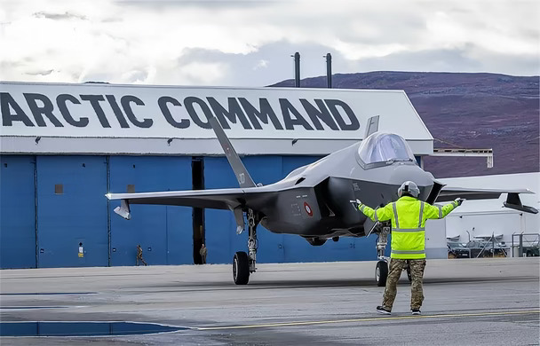 2026年9月16日，两架丹麦皇家空军F-35A“闪电II”战斗机与四架美国F-16战斗机及两架加拿大CF-18战斗机共同降落在格陵兰康克鲁斯瓦格机场，参与北约多国空中行动。此次部署拓展了盟军在格陵兰的作战航空准入能力，并强化了在北极地区及北美北部前沿投射战斗机力量的能力。
	
此次行动表明，丹麦、美国和加拿大的战斗机可以协同部署到一个距离遥远、基础设施稀疏和恶劣天气使空中作战变得复杂的地区。这也强化了北约对北极战备、快速增援及战略重要北部空域保护的更广泛关注。
	
该任务是北约北极哨兵行动的一部分，连接了分散在不同基地的飞机，丹麦F-35A从冰岛凯夫拉维克空军基地起飞，美国F-16和加拿大CF-18则在加拿大鹅湾起飞。一架法国MRTT加油机、一架北约预警机和一架丹麦挑战者侦察机支持了此次行动，提供空中加油、空中指挥控制、监视及搜救覆盖。将四架美国F-16与丹麦F-35A和加拿大CF-18同赴同一任务，使此次演习比首次登陆更具更广泛的作战意义，因为飞机必须从不同基地飞越数百公里，并...