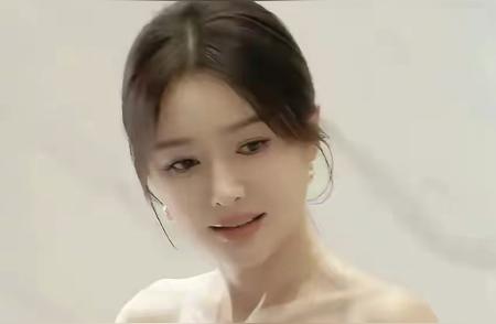 她属于冷艳型的美女，颜值比许晴高，气质又优雅，是妥妥的大美女。这样对秦...