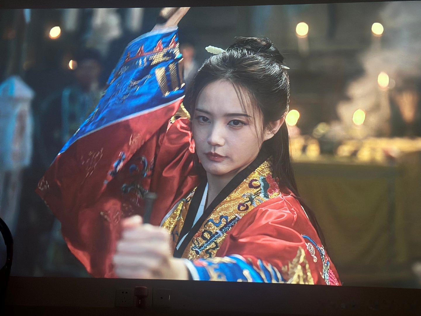 李一桐这个造型很漂亮。堪称整部片里最靓造型 ​