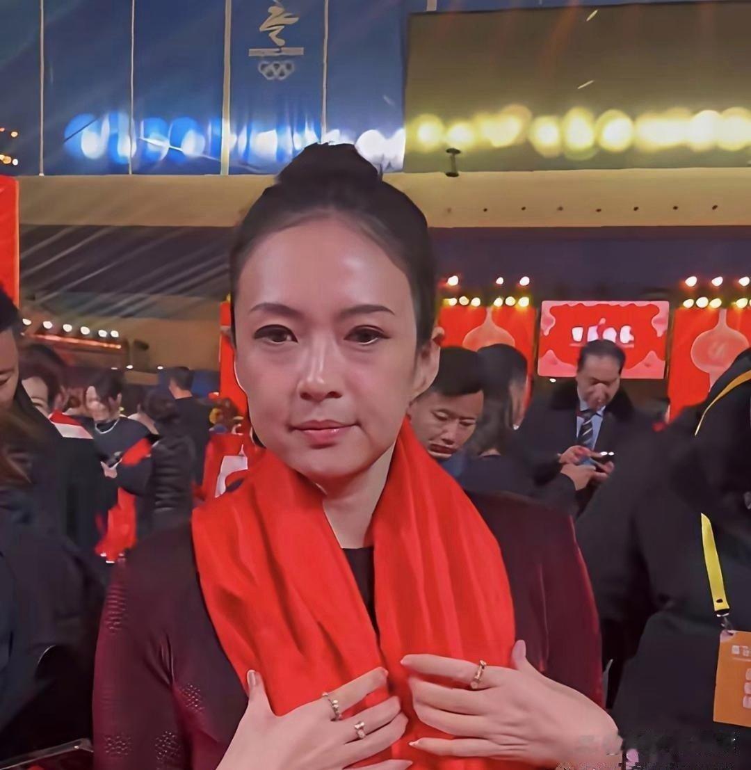 章子怡近照曝光，脸上多了不少岁月的痕迹，真是岁月不饶人啊。 ​