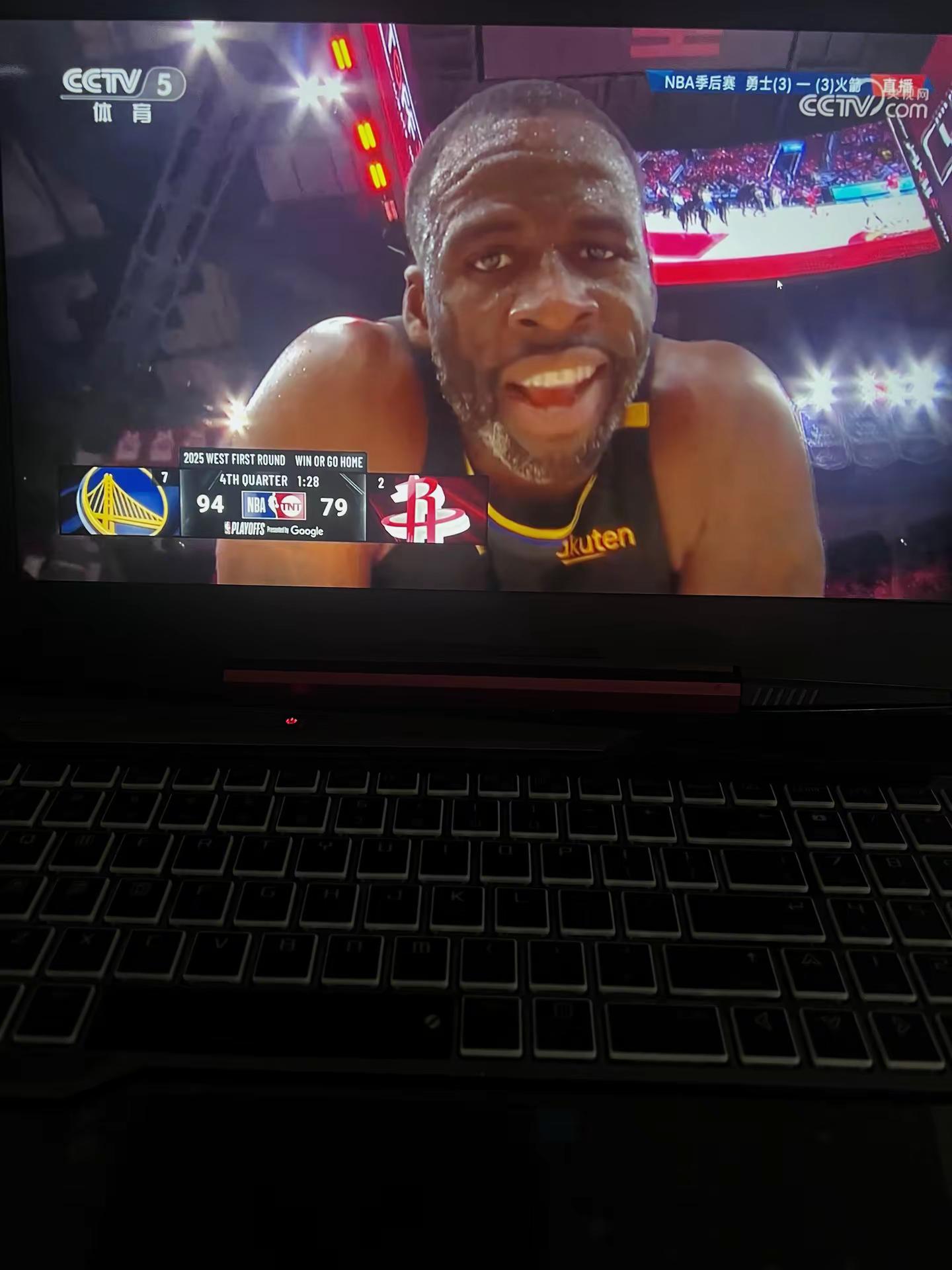抢七酣战，格林笑迎晋级。这张照片拍摄于2025年5月5日，NBA西部季后赛首轮G7，金州勇士客场挑战休斯顿火箭，镜头定格在德雷蒙德·格林，他浑身布满汗珠，嘴角扬起笑意，脸上流露抢七大战即将取胜的松弛与喜悦。此时第四节剩余1分28秒，勇士94‑79手握15分领先，比赛大局已定。本场对抗强度极高，篮下多