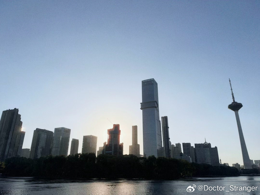 东北人的自来熟真的是日常
地铁上，大家都坐着看手机，一老妪在打字（手写输入）聊天，突然嘟囔“这…xie字怎么写”
我站在旁边还想说啥聊天会用到蝎子
就见她把手机递给旁边青年男子，该男写了两遍偏旁，发现联想出来都不是“歇”，就转向另一侧青年女子，此女就伸手写了两遍，至手机蹦出类似的字，男 ​