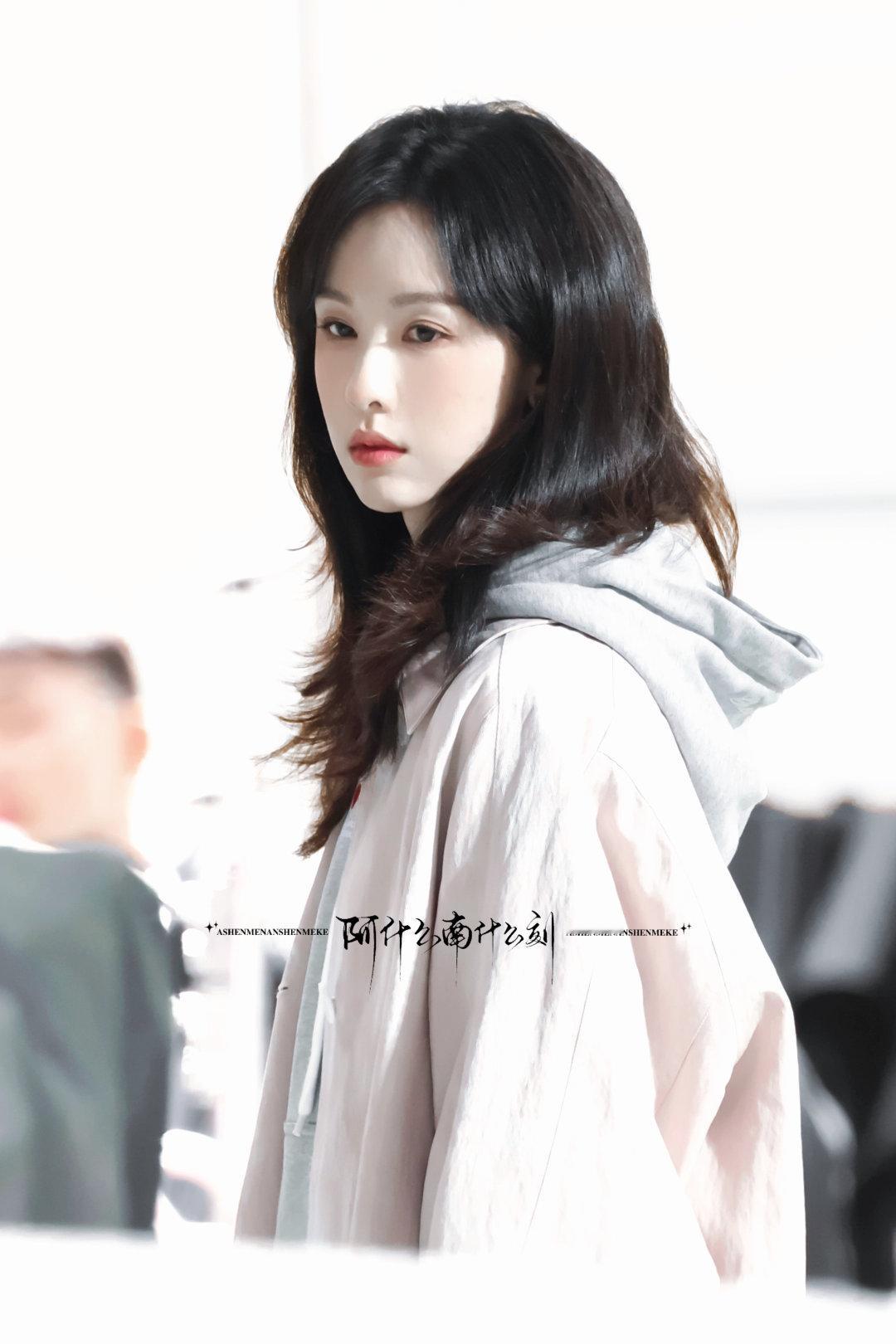 #陈都灵[超话]#  
等冬风吹过，来放映这场电影的开场白

📷0908｜陈都灵｜余九琪｜冬风吹又生❄️ ​