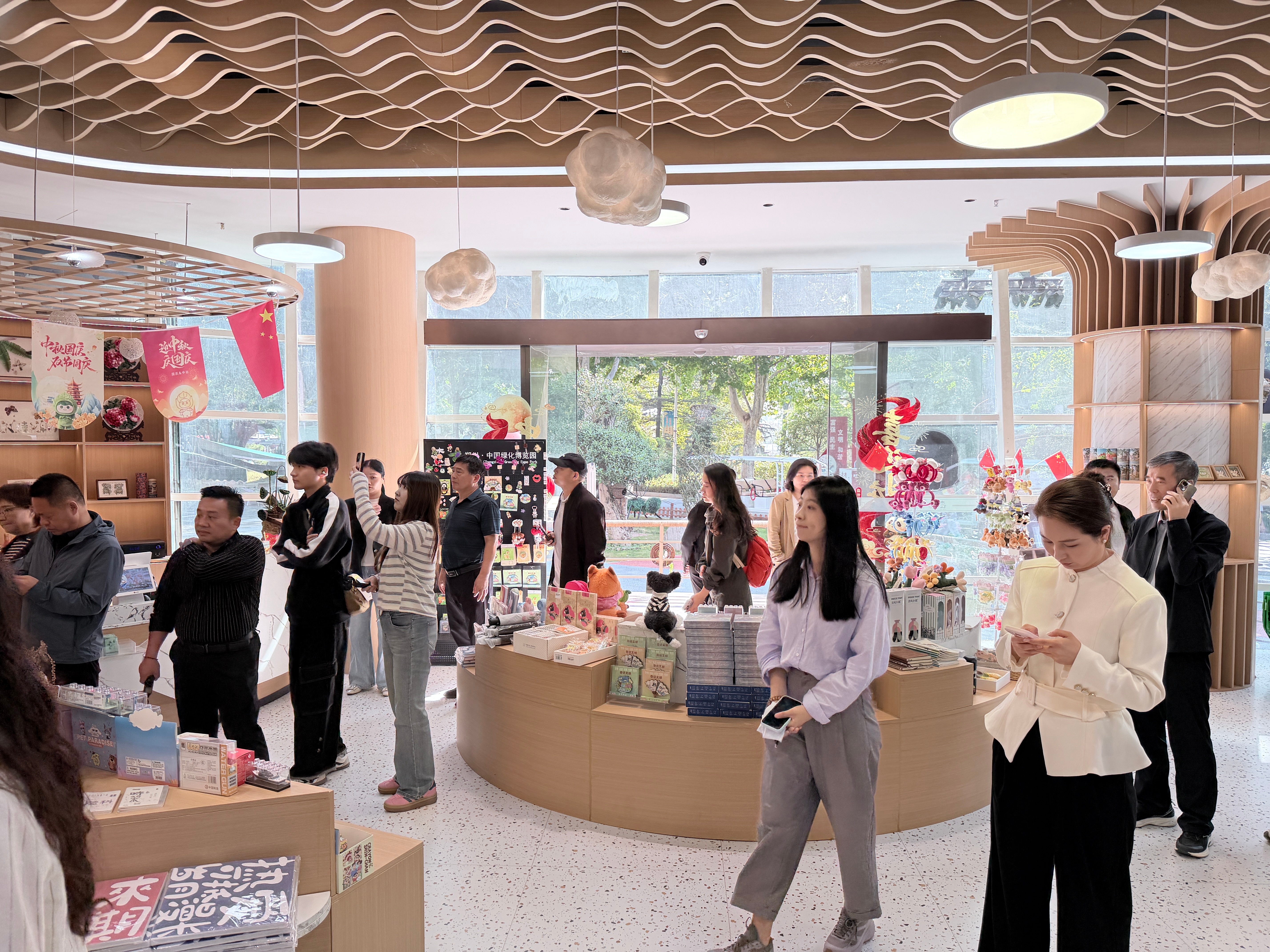 郑州绿博园把满园风光凝萃为一件件鲜活文创。依托满园林木花海，萃取亭台地标、四时花卉、十二花神国风元素，打造“拉奇拉芙”原创IP系列，铜版画、花神手绳、园林冰箱贴、植物标本书签等好物，将绿博的一草一木定格为随身记忆 。手作工坊之中，扎染、漆扇、锤草印花、活字印刷轮番上演，游客沉浸式感受非遗手艺的魅力。让生态可观、文化可感、好物可携，实现自然景观、传统文化与创意设计双向赋能，让中原生态之美能够带回家、传开来 。寻美河南新艺河南出彩郑州匠心豫韵郑州绿博