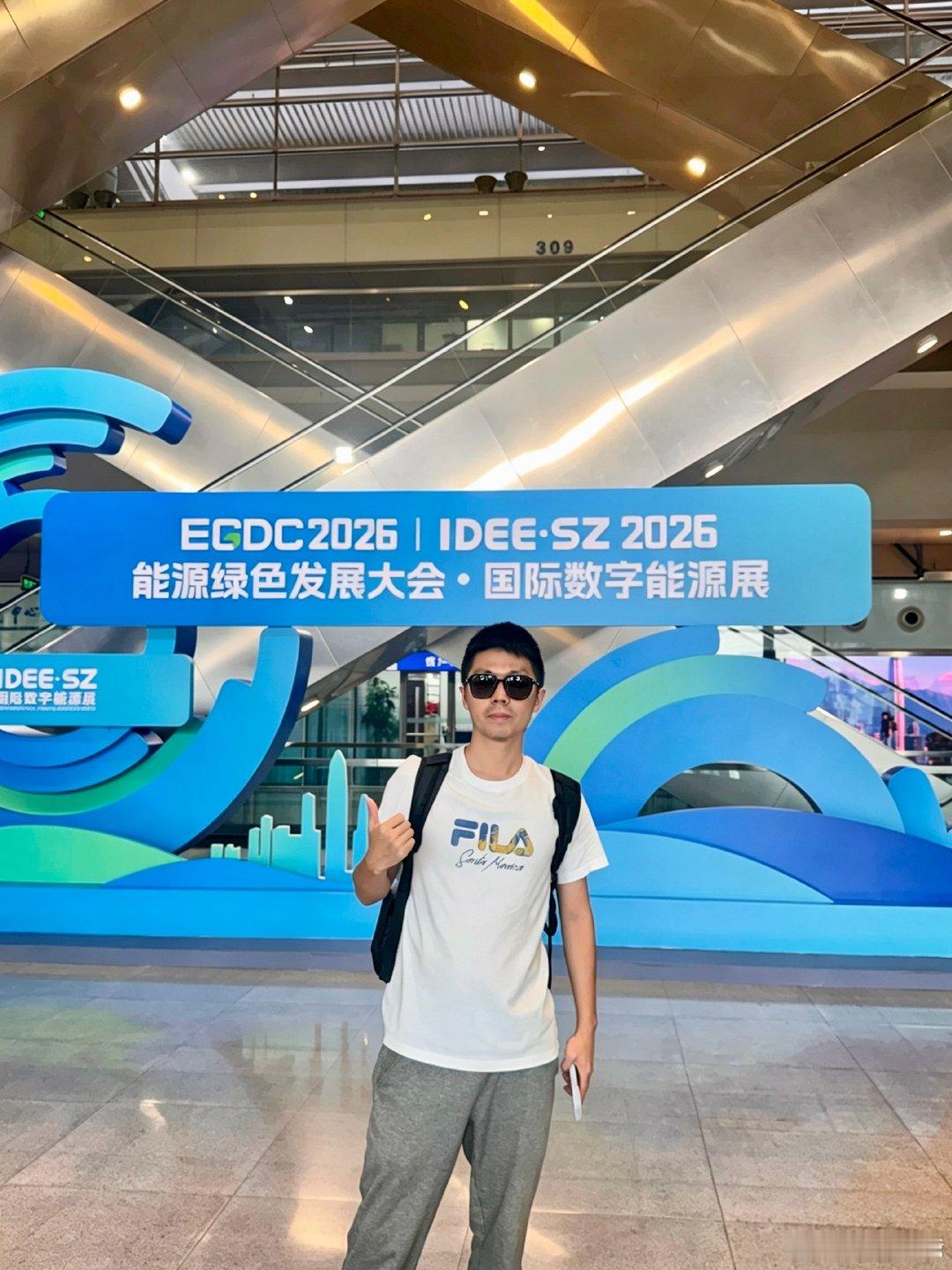 深圳的高楼大厦鳞次栉比，和城中村带小孩的外地老人及灰头土脸的外卖小哥俨然两个世界，城市折叠的太厉害  ​
