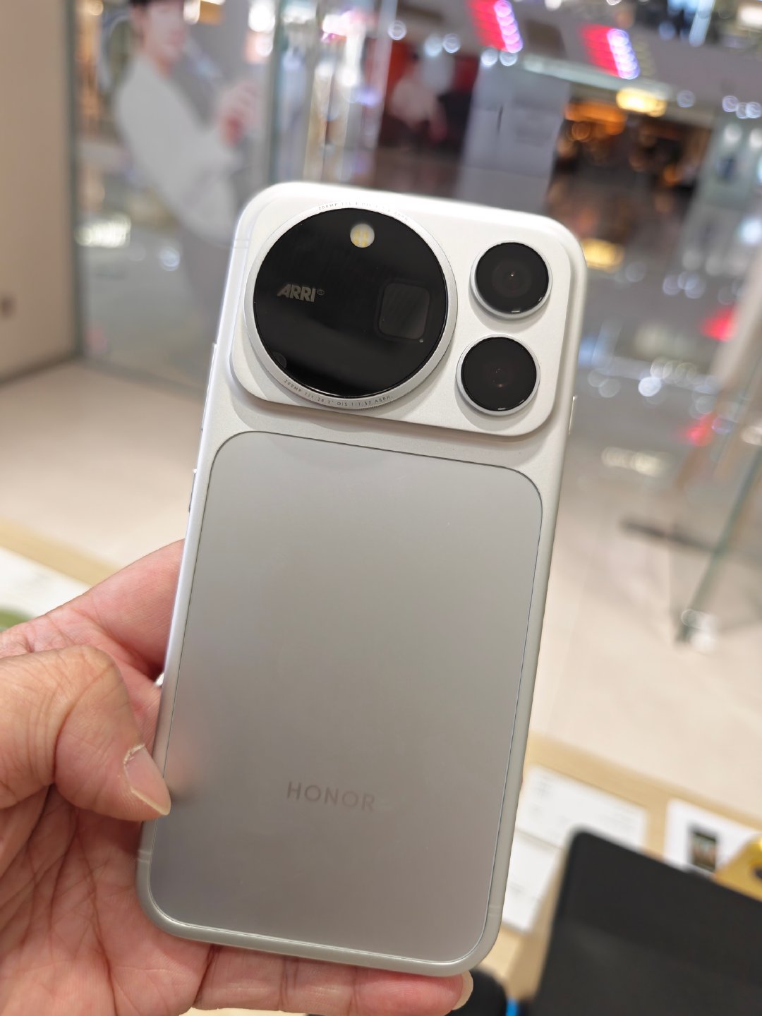 银色真的太好看啦！[憧憬]#荣耀Magic9##荣耀RobotPhone#  ​