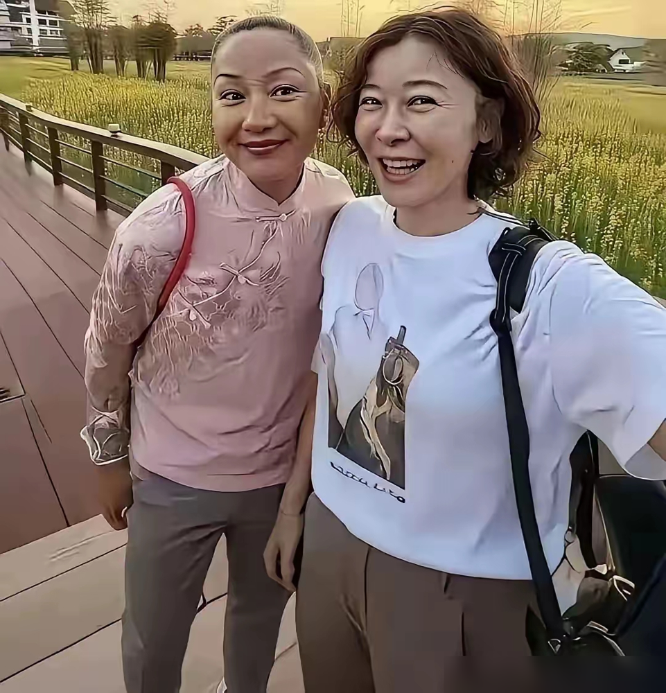 女明星全素颜在国外放肆比丑，一张照片直接扯下了内娱的遮羞布。
今年2月，清迈油菜花田。
柯蓝和瞿颖，这两位李亚鹏的前女友，顶着毫无粉黛的素颜，穿着松垮的衣服凑在镜头前。
网友酸了，骂她们身材走样、显老，毫无女明星的职业素养。
可你细看9月份柯蓝在剧组的生图。
一头短发，脸上有褶子，但干练得