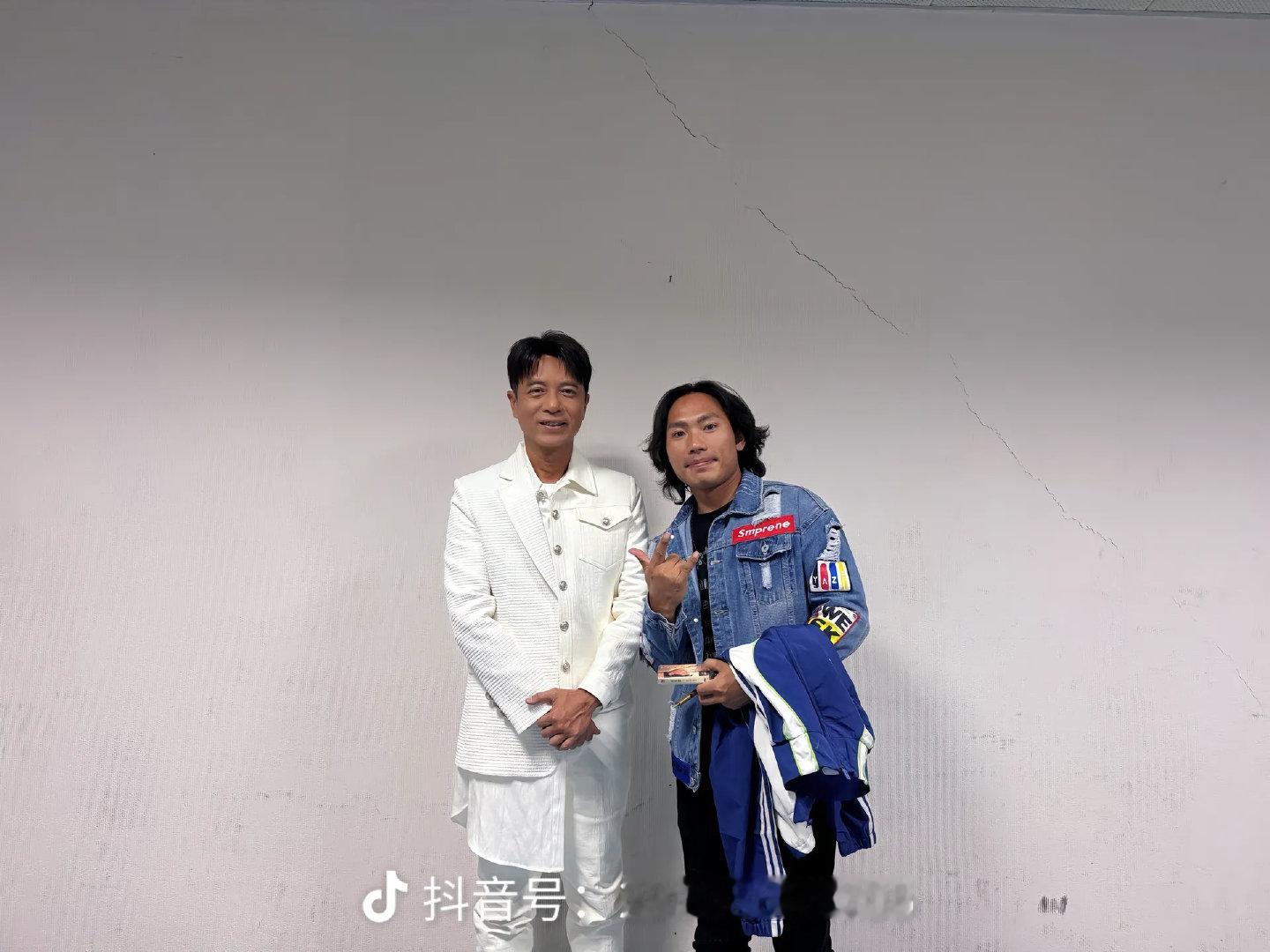 #侯浪##李克勤[超话]#
16年前你去看他演唱会，
16年后他打车去看你演唱会。 ​