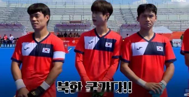 韩媒news1报道，在今日的亚运会男子曲棍球韩国对孟加拉国比赛前，日本工作人员将韩国国歌错放成了朝鲜国歌。韩国人当时非常震惊，要求日方立刻停止播放。
日本人直接转为孟加拉国国歌，然后，再换成韩国国歌，如同儿戏[二哈]
韩方要求日本道歉，并要求亚奥理事会调查此事。
鬼子不会是成心的吧？放歌仙 ​