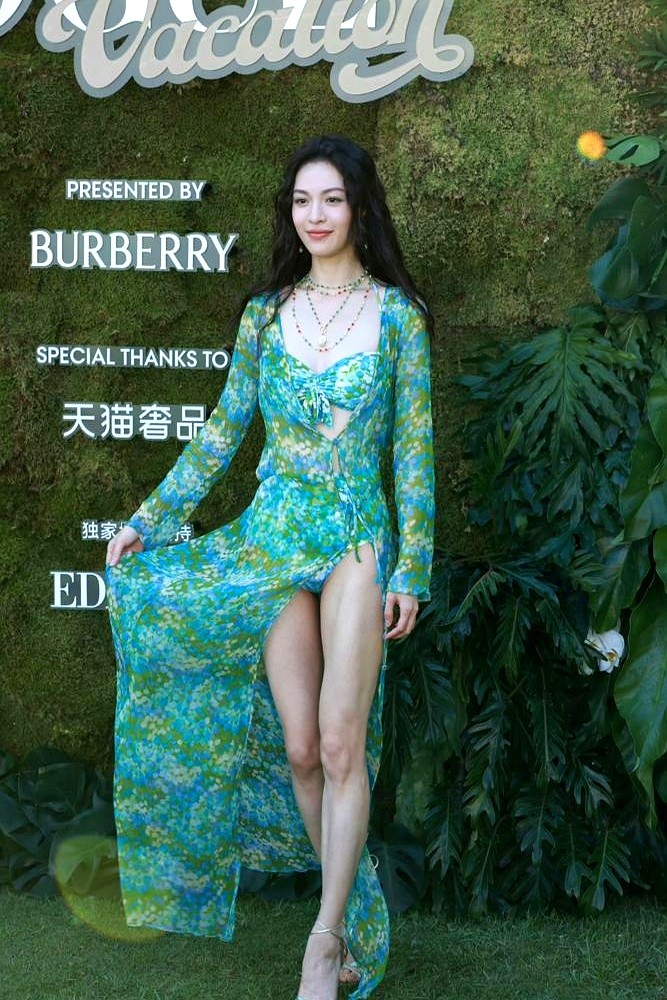 2026年6月上海VOGUE红毯。钟楚曦穿了件1987年的古董高定。

这件YSL礼服全球只剩两件。算下来，裙子比她本人的年纪还要大。

原版的胸围和腰围并不合身。她专门飞到国外去试装，裙子前后改了7次。

整个修复耗了3个月。光是手工重绣上面的牡丹纹样，就花了200小时。

现场她顶着牡丹发饰，提