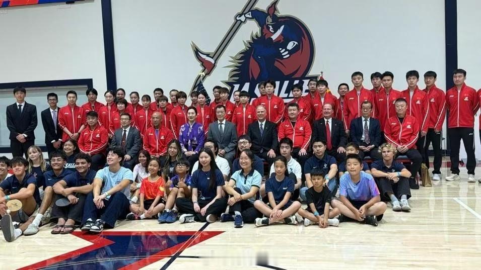 为纪念中美“乒乓外交”55周年，中国乒乓球队在结束WTT美国大满贯赛的...