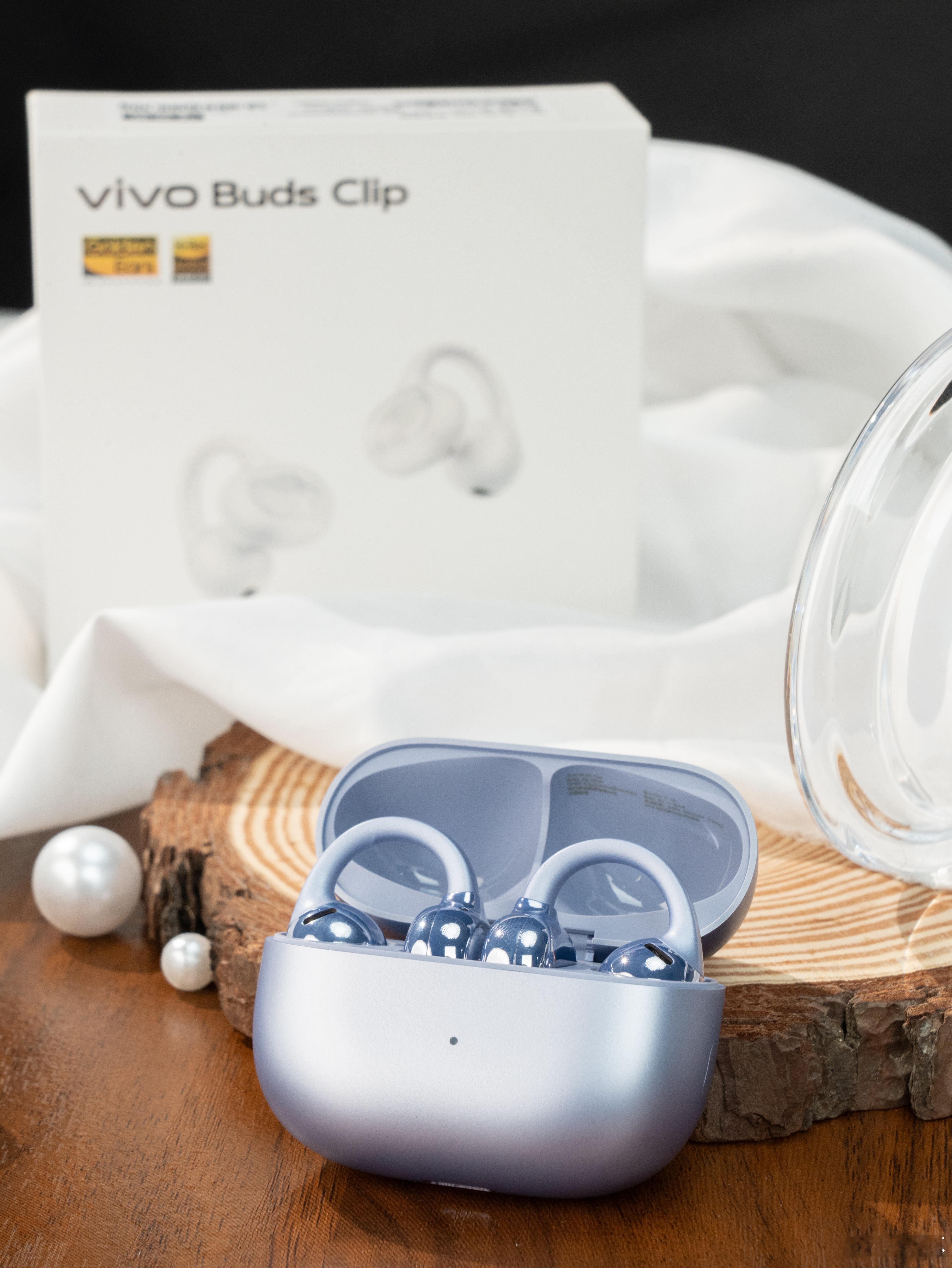 vivo首款耳夹耳机vivo Buds Clip来了，单耳仅5.2g，加上有记忆合金夹持结构，长时间佩戴压迫感不明显，还不分左右耳，IP55防尘防水，日常出汗小雨都能应付。#vivo Buds Clip耳夹耳机#
 
硬件用上4L双并线音圈搭配12mm单元，拿到Hi‑Res无线金标，骨导AI通话降噪提升嘈杂环境通话质量。支持三台设备跨生 ​