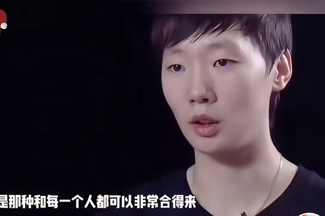 终于懂了什么叫顶级运动员的格局！王曼昱在采访中，坦然道出了她和孙颖莎最动人的相处模式。两人从小并肩打球，每一次对决都是高强度博弈，动辄六局鏖战，实力始终旗鼓相当！
 
外人总爱渲染两人对立竞争，殊不知彼此的强大，才是对方最好的助推器。曼昱坦言，莎莎的顶尖水准一直鞭策着自己前行，两人优势互补、互相补齐