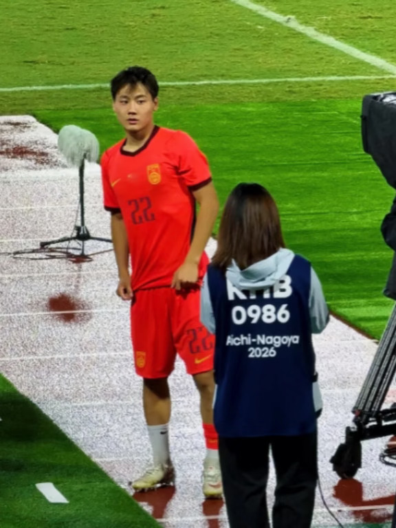 毛伟杰还踢中场！安东尼奥你没事吧？