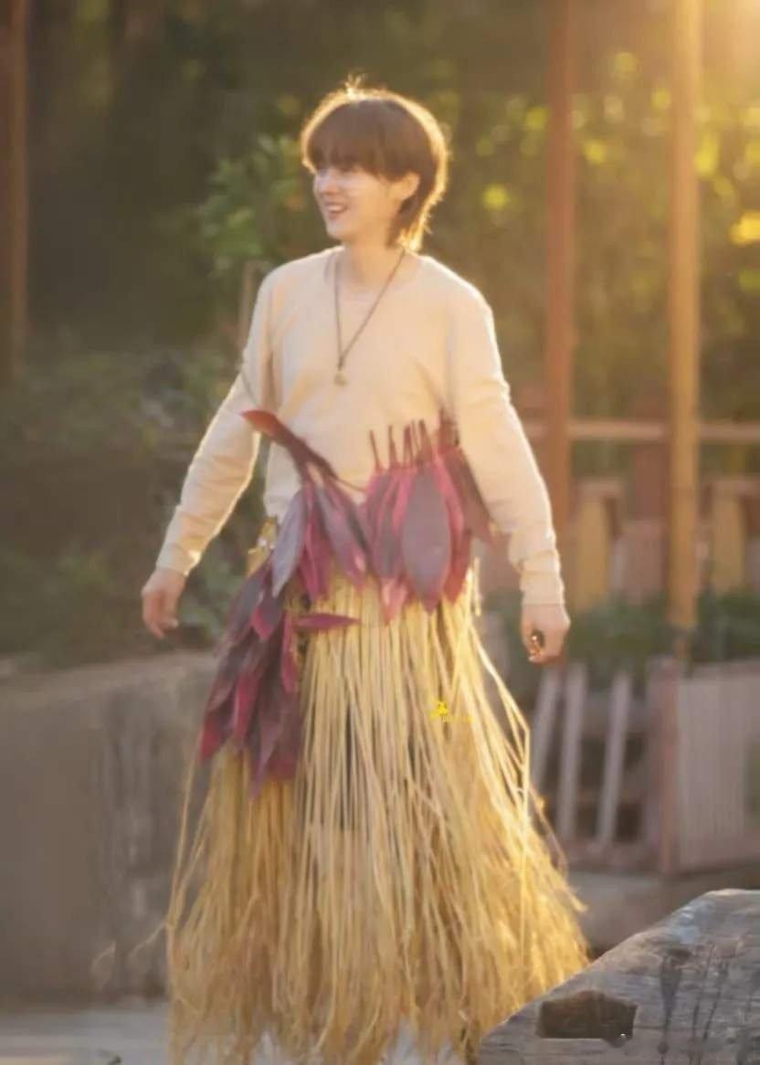 5.鹿晗接触了一部剧，不出意外的，11月份要进组。，他的演技没办法恭维。
6.景甜有一部库存剧，平台想试试把剧放出来，看看大家反应。
7.大湾区的晚会除了音响出问题，整体办的很成功了，反响不错。
8.孟子义拍完《无尽夏》，拍《一手摘星一手捶地》，然后团队在找转型作品。 ​