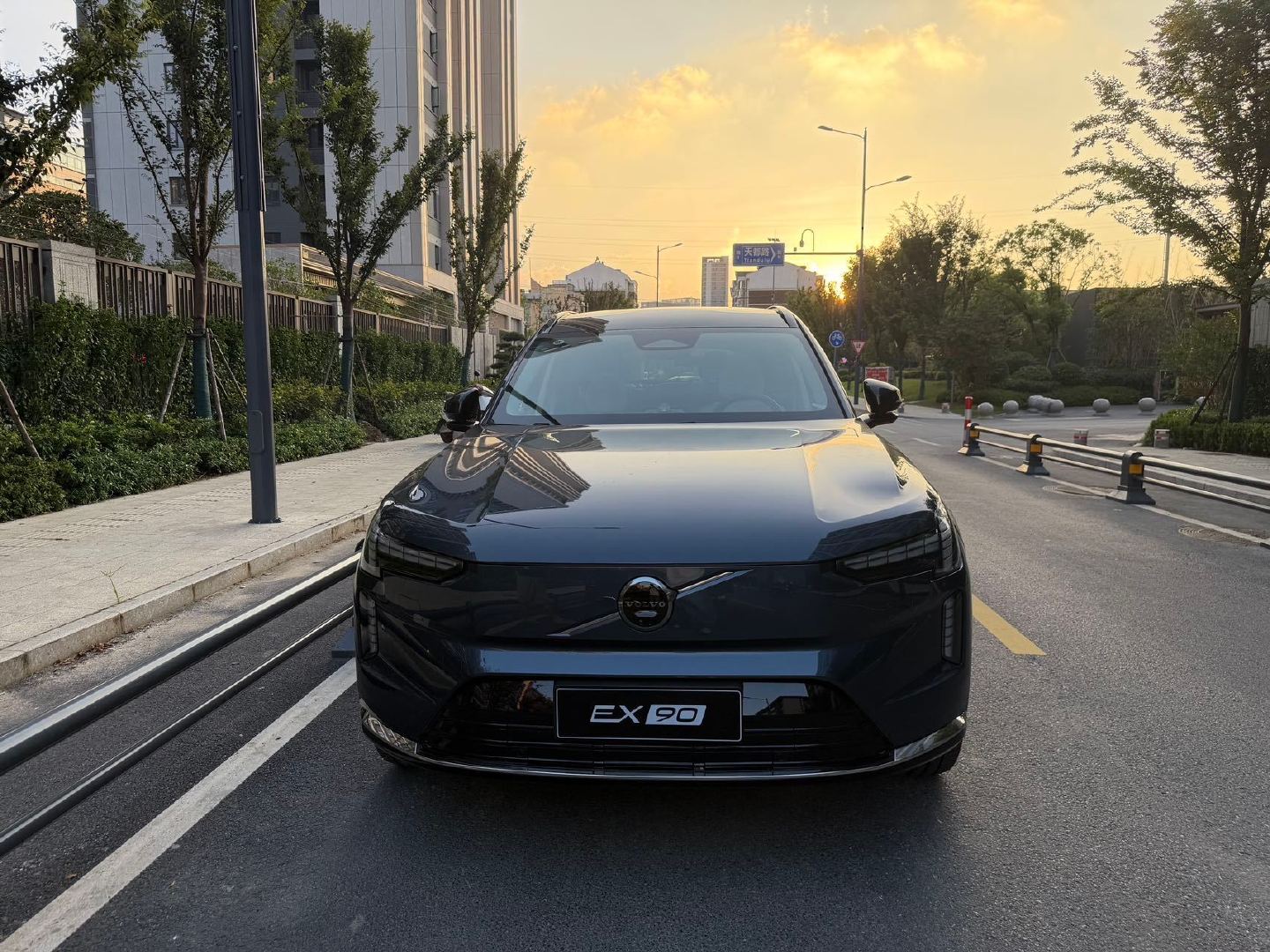 明天在车库拍这两台车车🚗  ​