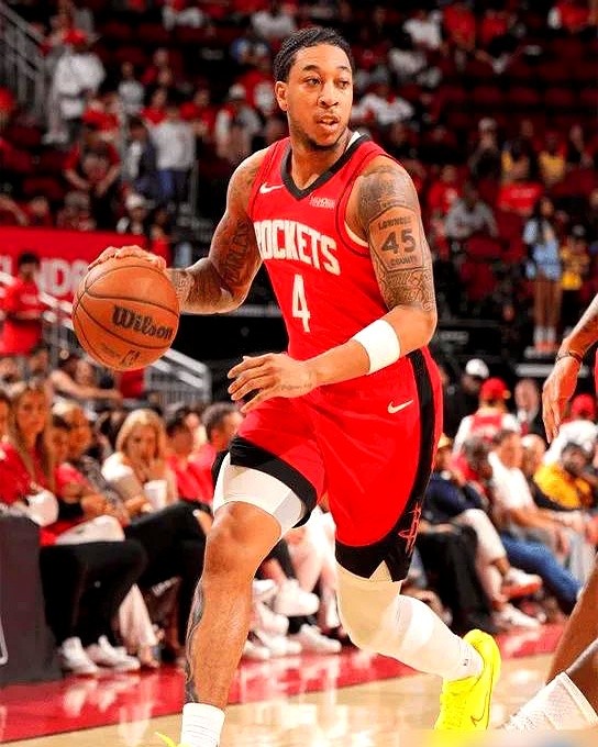 发展联盟的MVP，到了NBA连个饮水机管理员的位置都保不住。

这就是戴维森在休斯顿火箭的真实遭遇。上赛季他场均只打7.8分钟，拿2.5分，三分命中率更是惨淡的25%。8月初火箭毫不留情地把他裁了。到了9月4日，奥兰多魔术扔来一份“Exhibit 10”训练营合同。

他这回要在魔术穿20号球衣。这