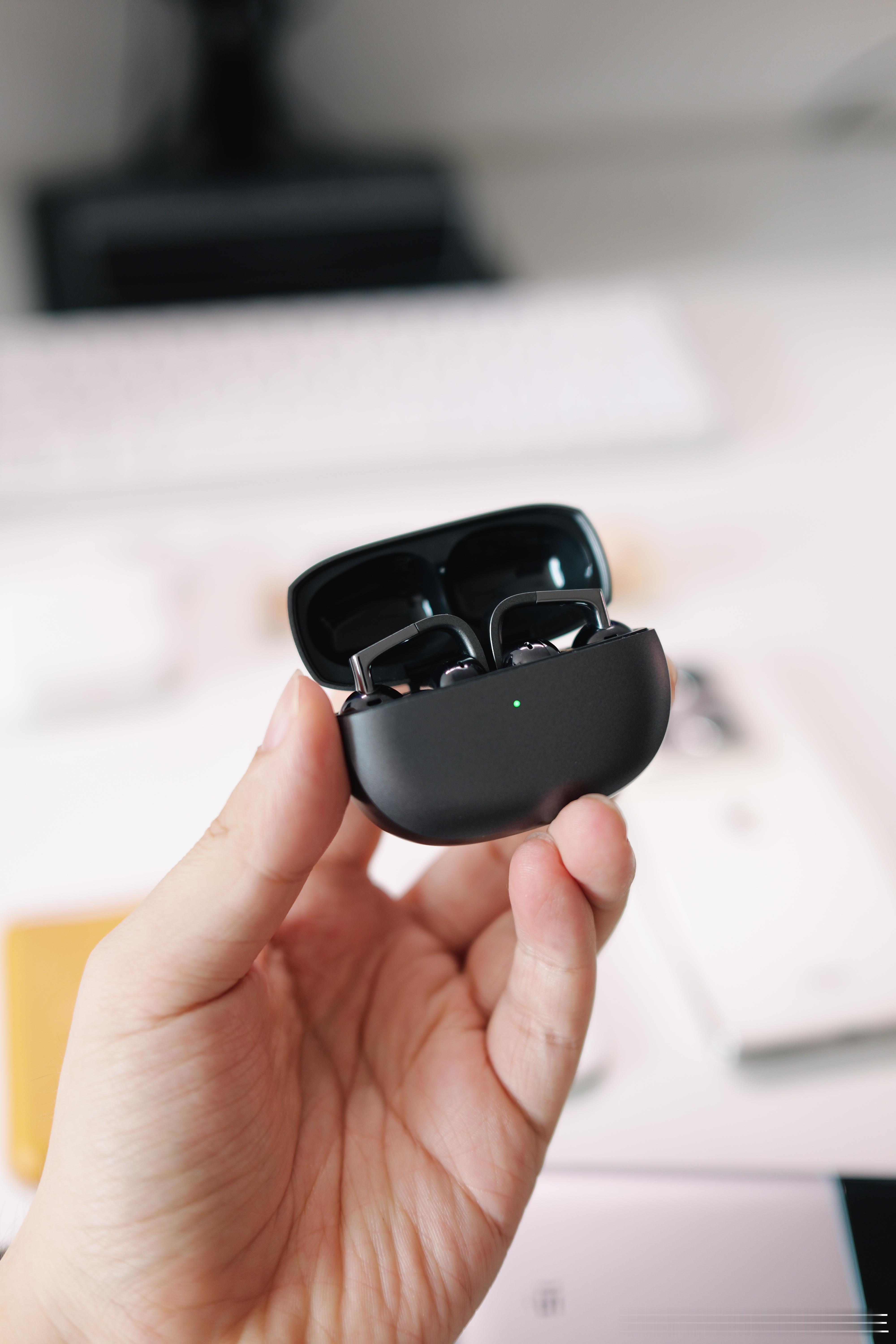 分享一下我的EDC思路[doge]

日常出行，能带多少带多少。

一般带三样，Apple Watch，一台手机和耳机。

Apple Watch 用来测量身体数据和运动记录，配合上现在GPT的健康功能，实用性比之前强的多，再也没吃过灰。

手机就在Air和moto大折叠里二选一，哪个电多就带哪个。

耳机还在用荣耀的那个耳夹式耳 ​