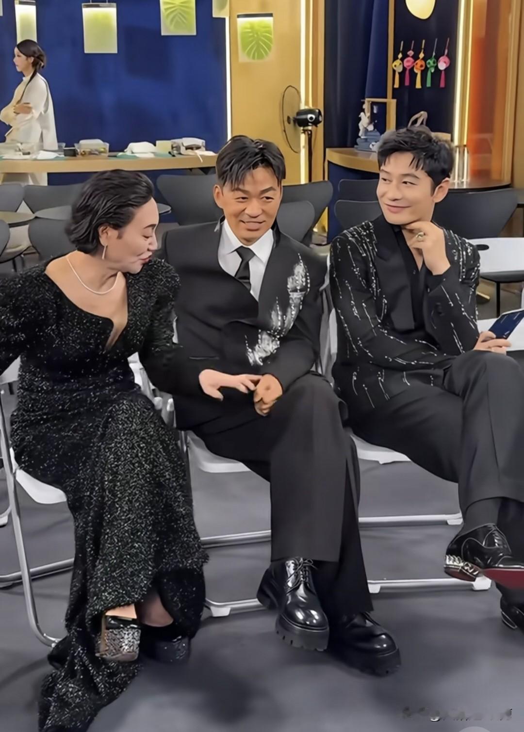 说话的好像是惠英红，王宝强、黄晓明听得很投入，三位状态松弛自然，感觉他们聊得好开心