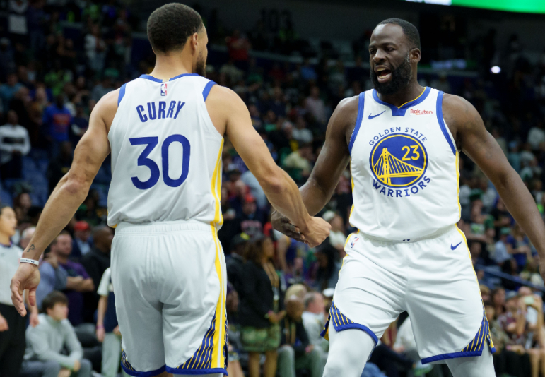 今日勇士球星追梦在自己的播客节目中与网友进行了互动。

记者：“NBA 球员能从球衣销售里赚多少钱？”

追梦：“我们所有人都会拿到一张‘授权分成支票’，勒布朗·詹姆斯、斯蒂芬·库里、科怀·伦纳德、亚历山大、约基奇——他们拿到的球衣销售分成，跟一个新秀是一样的，抱歉，作为一个新秀，你是拿不 ​
