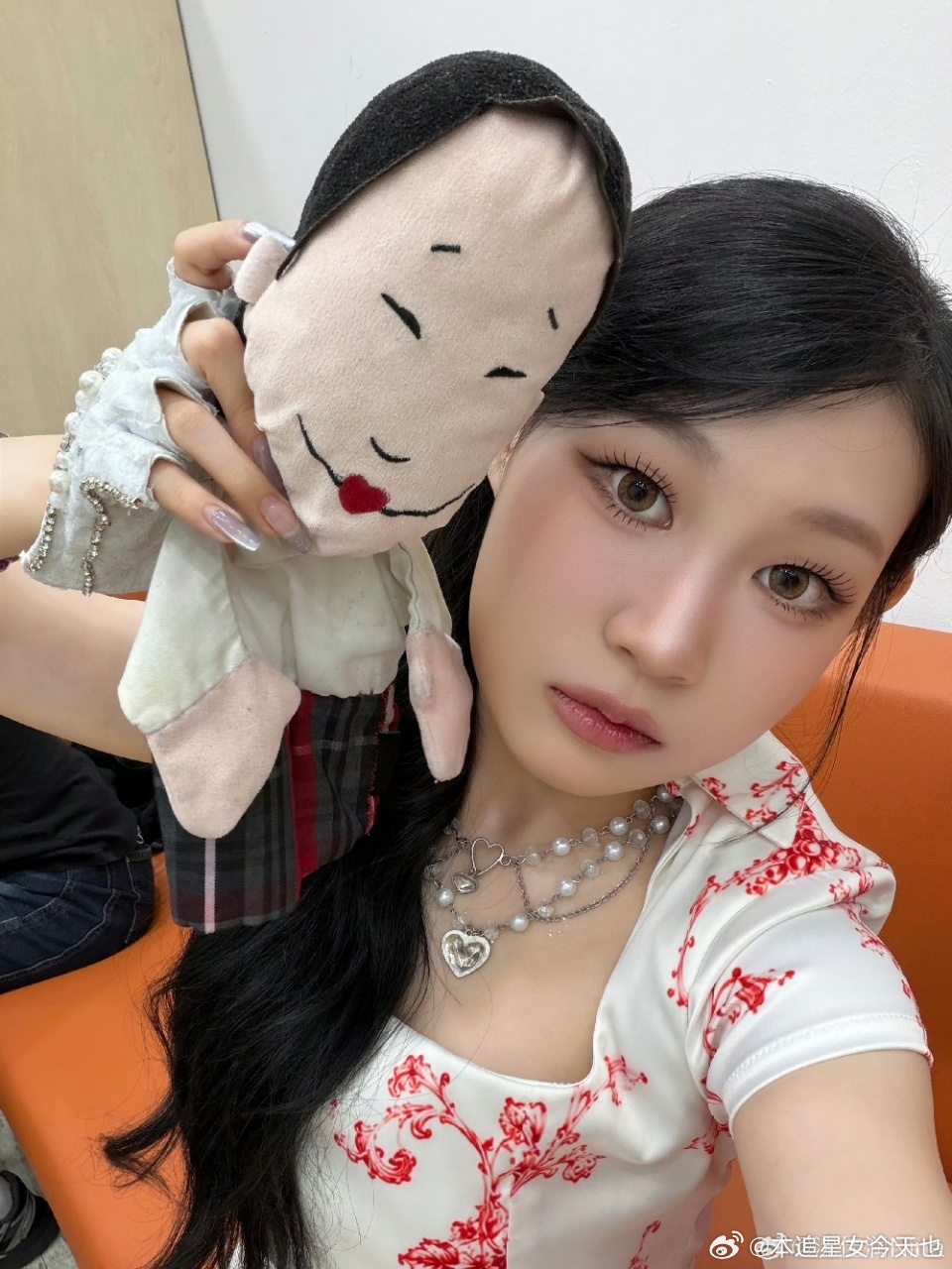 沈佳润带小沈阳看王嘉尔演唱会 沈佳润带着小沈阳玩偶看王嘉尔演唱会，晒出配文"看了一场超精彩的演唱会"，隔着屏幕都能感受到那份满足！王嘉尔这现场感染力真的没得说。 ​​​