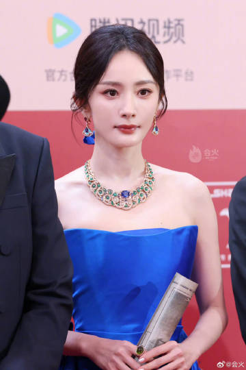 那年今日，上影节红毯上的杨幂，这套夏帕瑞丽蓝裙在我心里是去年最佳造型T...