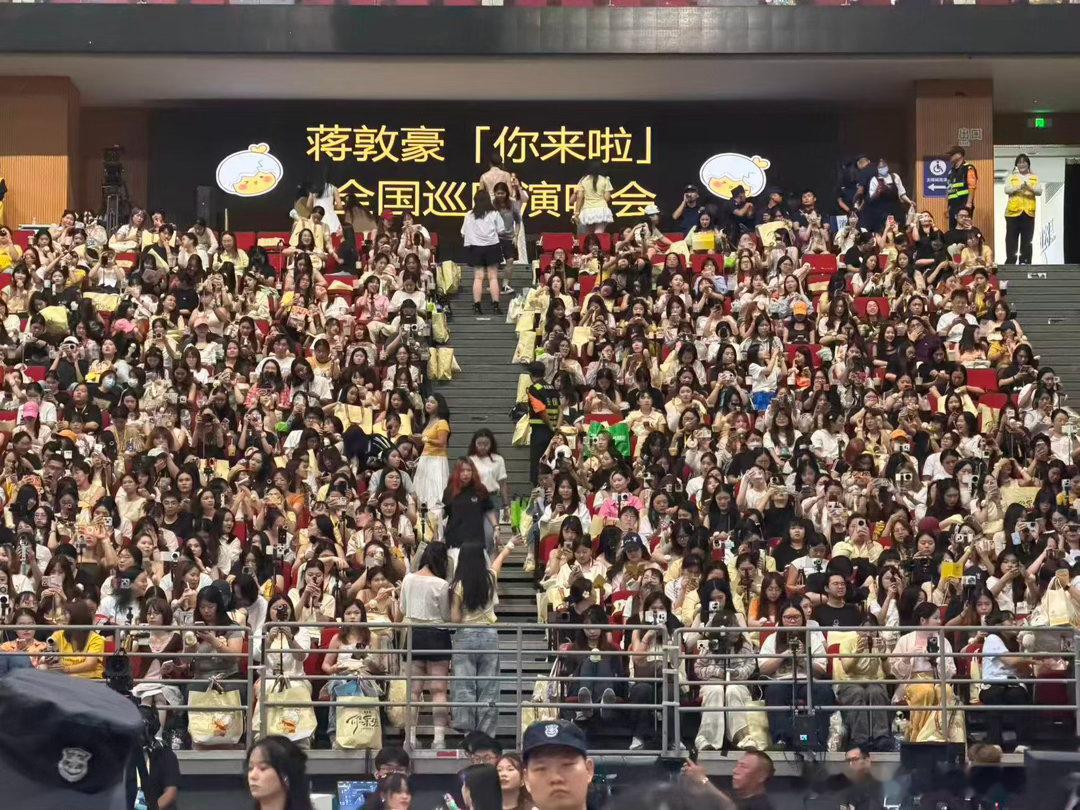 #蒋敦豪广州演唱会上座率# 好歌手永远不缺为他而来的人🥹今晚广州满座就是最好的证明，稳稳得很安心！ ​