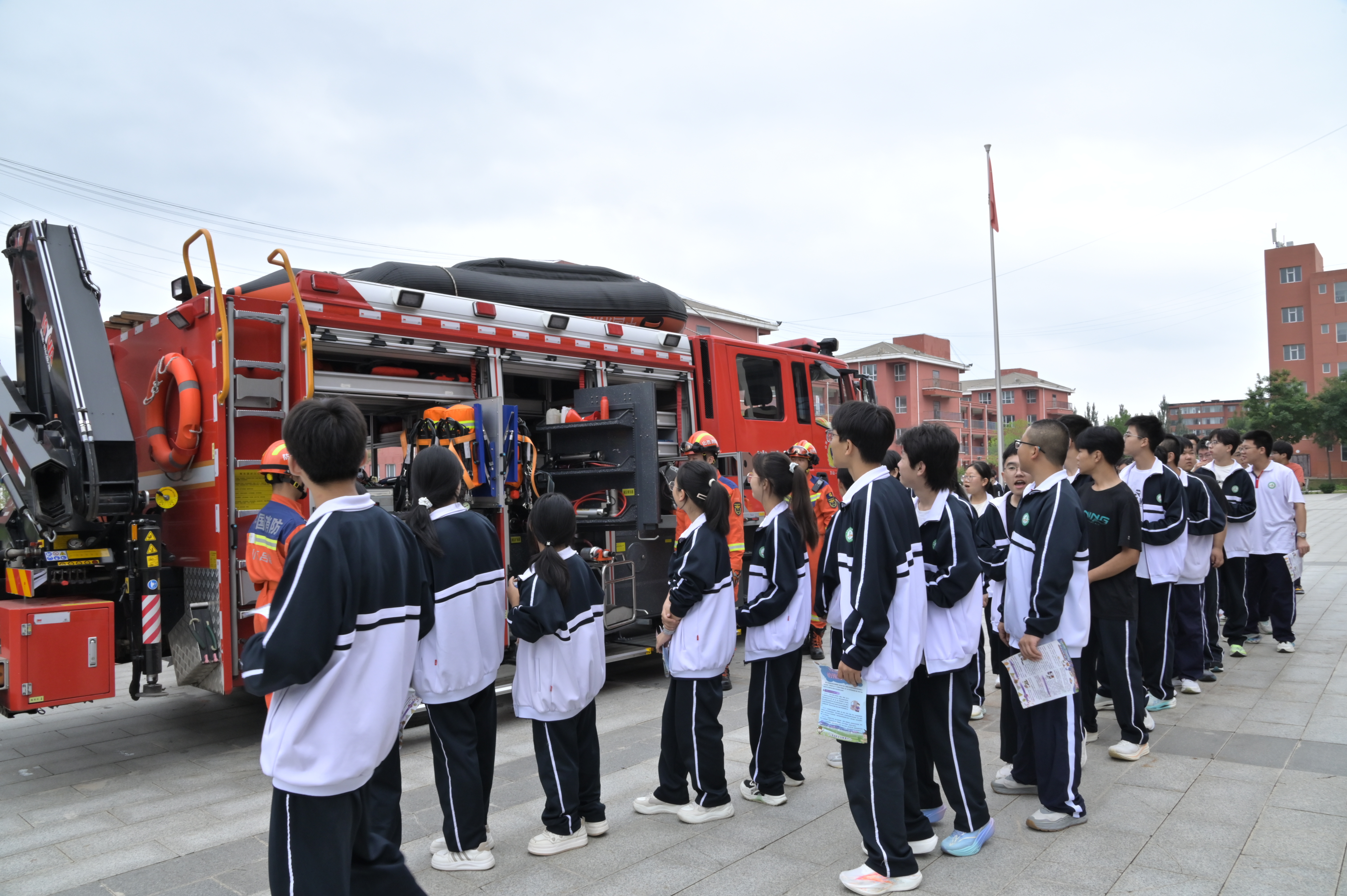 【#开学消防安全第一课#】为筑牢校园消防安全防线，切实提升在校师生消防安全意识与应急避险能力，近日，方山消防救援大队走进辖区高级中学，开展消防安全“开学第一课”宣传活动。消防宣传员结合校园火灾特点，讲解日常防火注意事项、火场逃生技巧、灭火器使用方法，普及疏散逃生、应急避险 ​