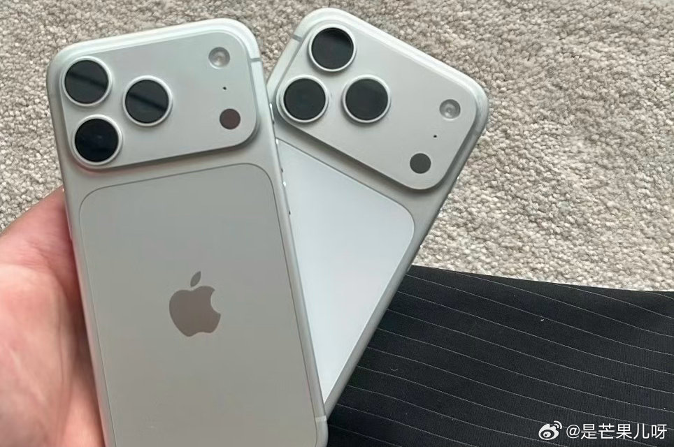 iPhone 18pro和17的银色配色相近，18pro后背板采用银色，17是白色，拍摄色调18pro稍微偏冷，大家觉得哪个背板设计更好看#古早恶女不歪嘴不瞪眼不大叫# ​