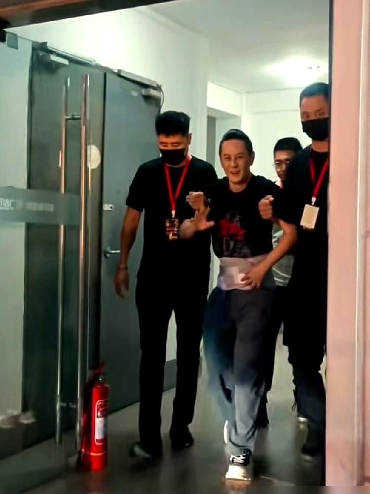 半小时前还在讲实拍打戏，路演一结束，导演马浴柯就因腰伤复发被两个人架着离场。

自己导、自己演，还得自己扛票房。洪金宝把关动作，梁洛施也拼，烂番茄评分一路涨，但文戏被骂惨，观众直言台词拗口得像翻译腔。

两天票房刚过2000万，续集成本还压在头上。动作戏再硬，台词稀烂观众也不买账，这年头光靠拼命真能