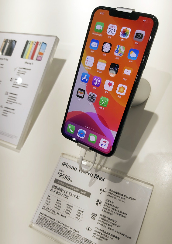 同样是iPhone，国行9999元的标价常让人心里犯嘀咕：凭啥美国的便宜那么多？其实这笔账掰开揉碎一算，答案自然浮出水面。
先说税。美国商品实行价外税，标签上的价钱不含消费税，结账时才加上，各州税率还不一样。咱们这边不一样，增值税、关税统统算进标价里，一部手机光税费就占了不小份额。有人只看美版的“裸