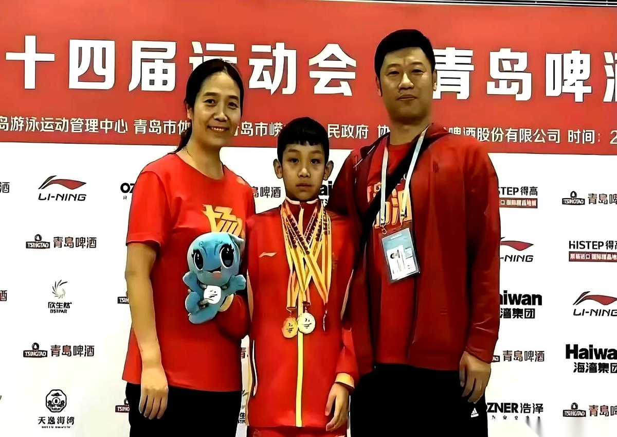 19岁的中国游泳运动员张展硕，在全运会上8天狂揽5金，亚运会身兼7项直接拿下3金。看着这极其华丽的成绩单，不少人大概会觉得，这要不是体育世家的传承，就是大富大贵人家拿钱砸出来的天才。
但翻开他的履历，真实情况极其质朴：他就是一个地地道道的青岛小哥，父母都是青岛港的普通职工。
没有强大的资本背景，没有