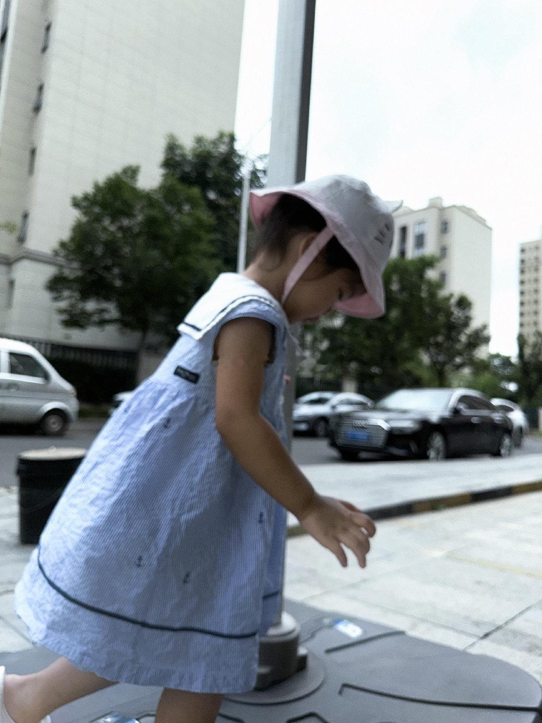 《天道》里有一段经典台词：“我已经不和别人争吵了，因为我开始意识到，每个人都只能站在自己的认知角度上考虑问题。有钱把事做好，没钱把人做好，你的好对别人来说，就像一颗糖，吃了就没了，而你的不好就像一道伤疤，会永远存在。” ​​​