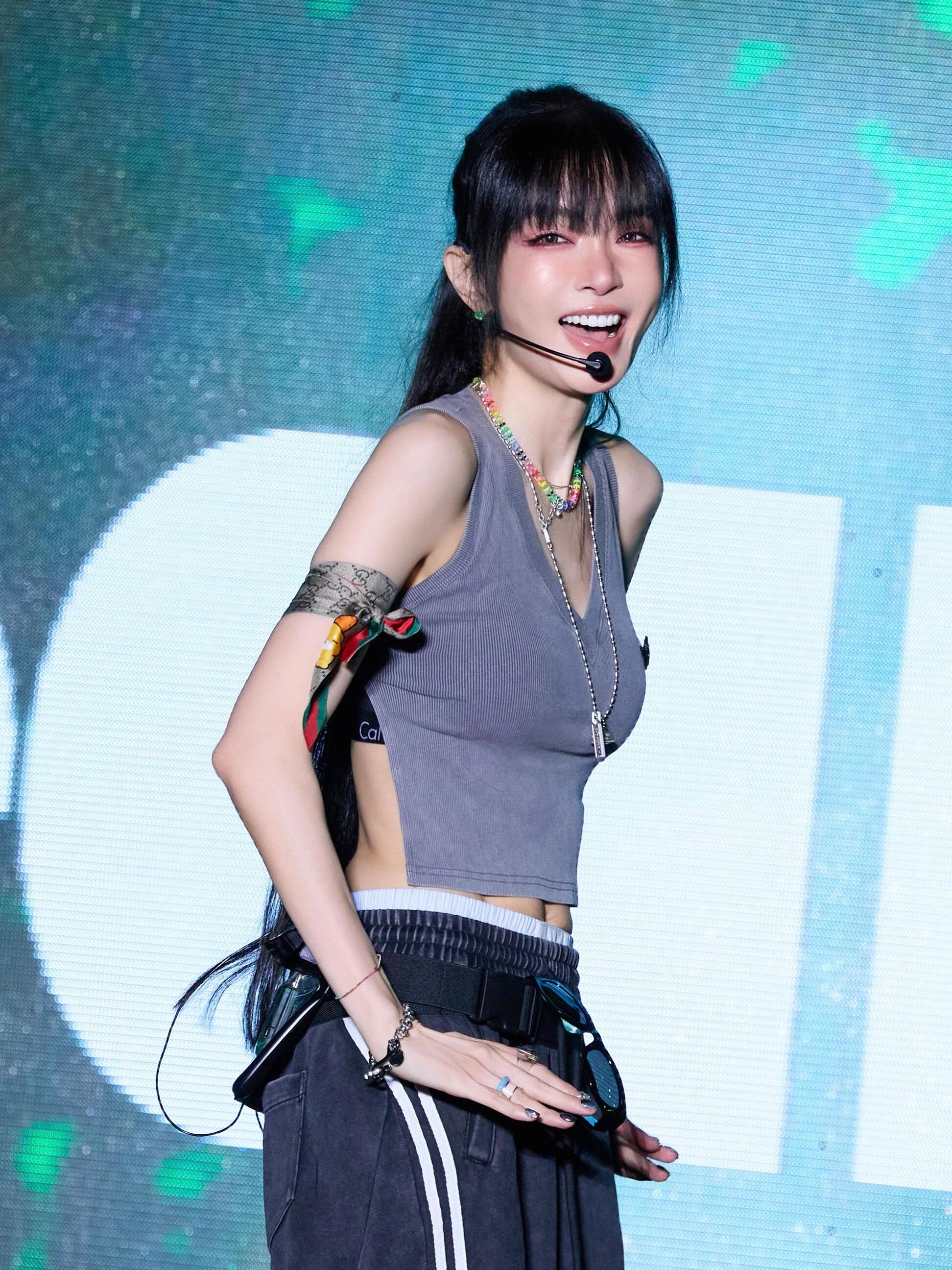50多岁的谢金燕复出，状态看着跟二十多岁少女一样！一开始还以为是靠修图、医美维持，直到刷到她主页分享的日常锻炼，才明白这份自律真不是普通人能坚持下来的。