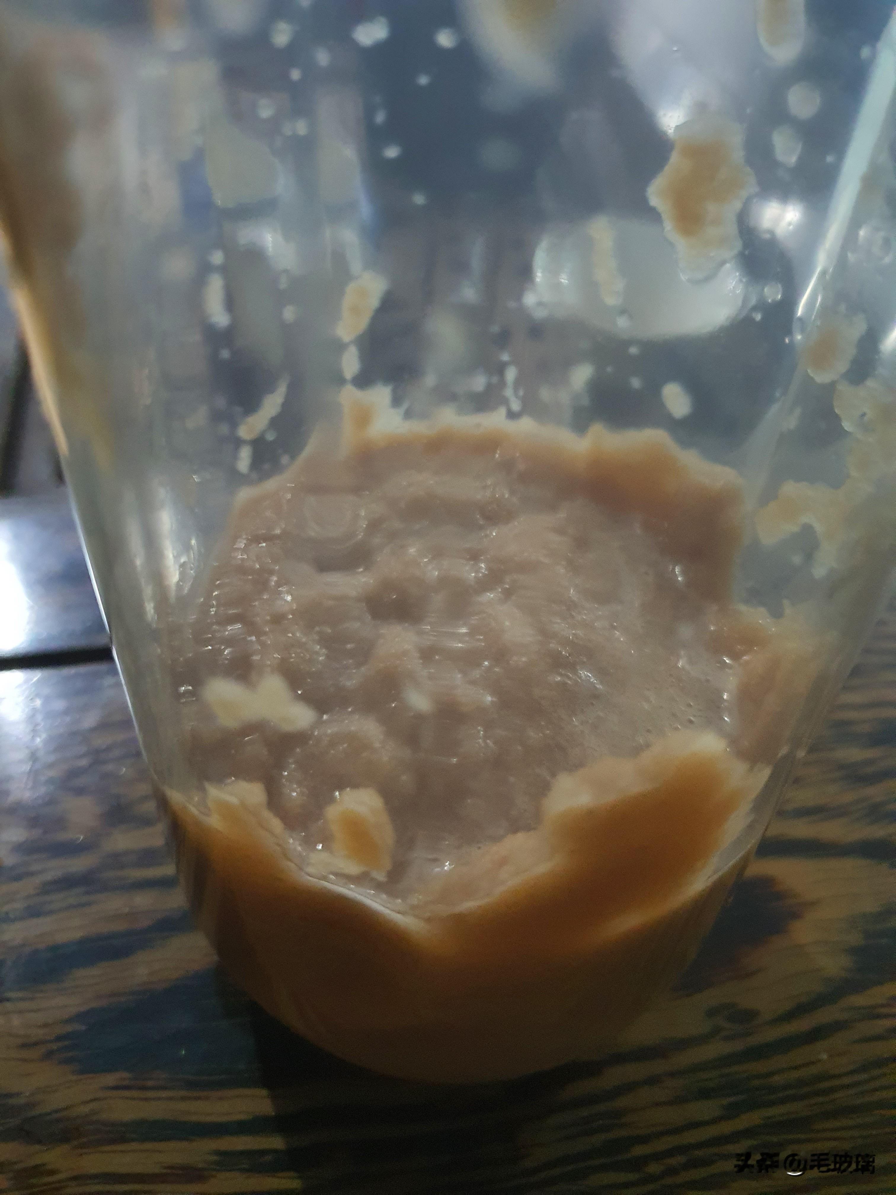 给大家分享今天最好吃的零食——苹果泥。

做法简单：苹果一个，去皮去核，切成苹果粒，放进榨果汁机，再加入100毫升的鲜牛奶，开机，秒成。

前两周都是喝苹果汁，每一次加半个去皮去核的苹果和200毫升鲜牛奶。

从今天开始，从喝流质食物可以到吃软食了，身体恢复不错，加油吧，会越来越好！