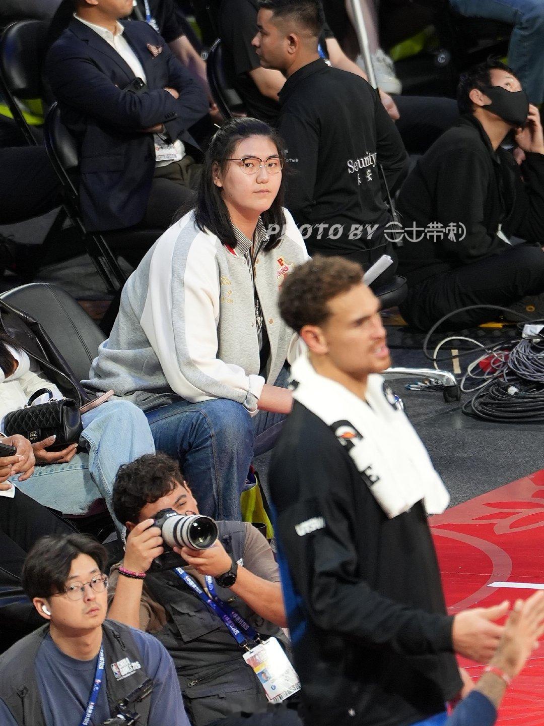 #nba中国赛2026##张子宇# 

你是在看我吗？[哈哈] #NBA[超话]# ​