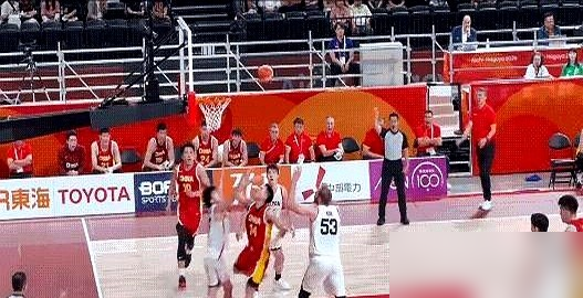 22投9中，三分7中1，就这手感，赛后加练个投篮，结果被人追着骂不职业。
球赢了，菲律宾赢了44分，王俊杰却因为终场哨响后随手扔了个球，被扣上态度散漫的帽子。他自己倒实在，采访直接承认手感一般，说投篮短板拖了一年多，不找借口。
可你看看国外联赛，库里赛后中场扔超远三分，全网夸真性情；东契奇输球还