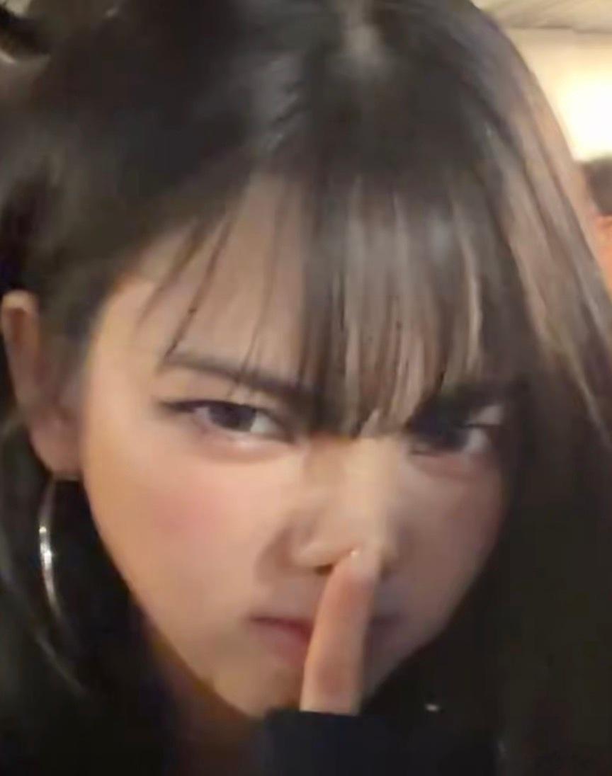 纽约一场不期而遇，是这辈子都忘不掉的幸运💙
偶然走进餐厅，意外遇见Karina。小心翼翼上前求签名，她温柔回应，还把甜品和自己常用的笔当作礼物送给粉丝。
她从不会让粉丝感到卑微，这份真诚与柔软，隔着屏幕喜欢了这么久，线下亲眼见到才更明白，为什么会一直爱柳智敏。
#柳智敏# ｜  ​