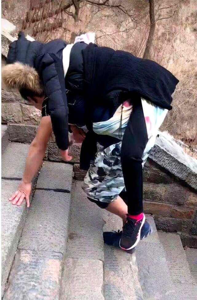 凌晨三点的泰山常年起风，张明荣背着高位截瘫的妻子孔燕往上挪，七千多级台...
