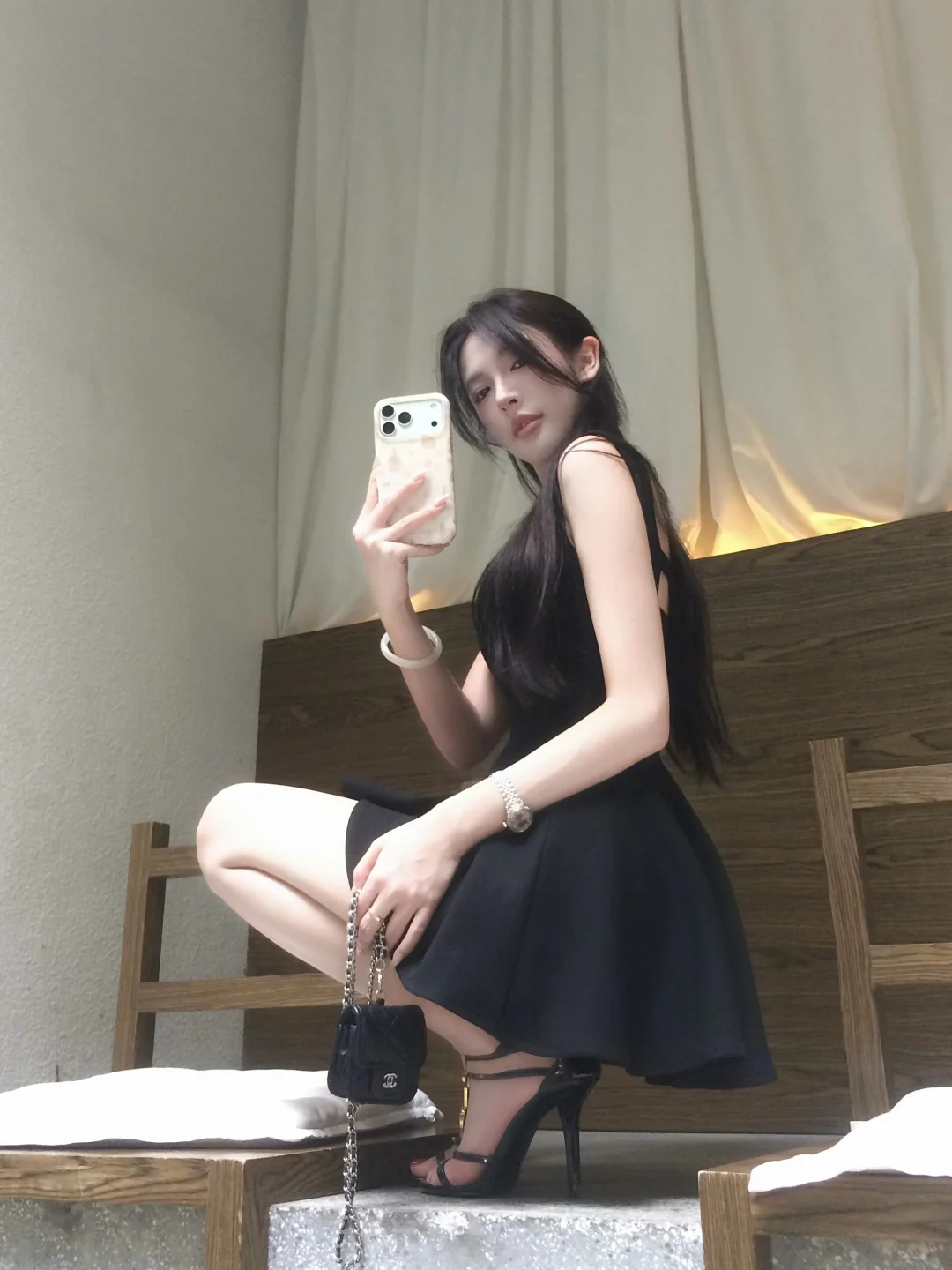 黑裙yyds、咖啡店的松弛感～